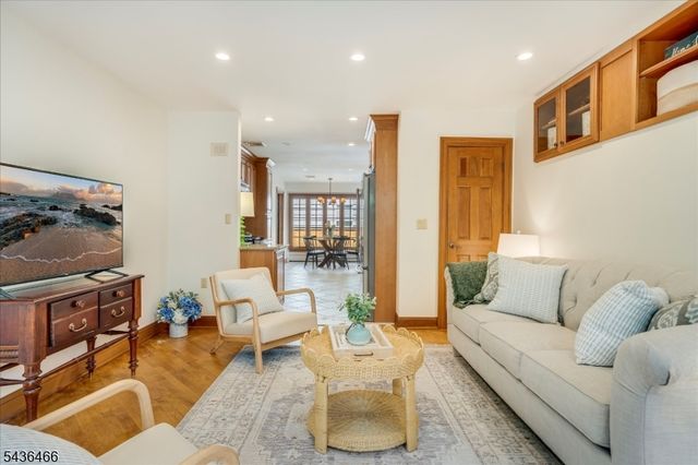 30 Glenwood Dr, Millburn Twp., NJ 07078