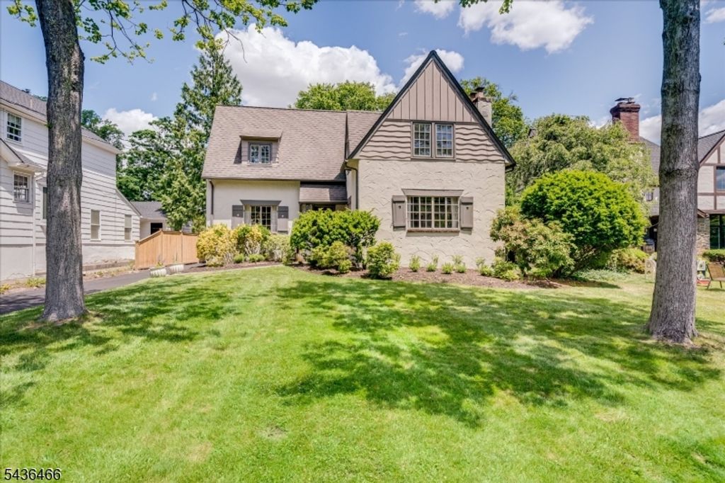 30 Glenwood Dr, Millburn Twp., NJ 07078