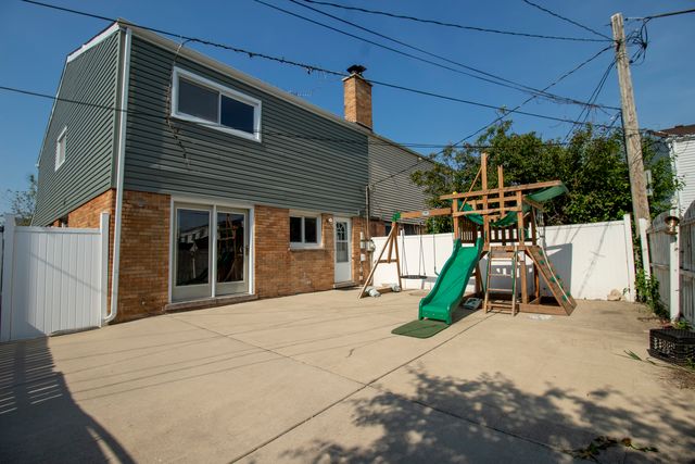 9135 Hollyberry Avenue, Des Plaines, IL 60016