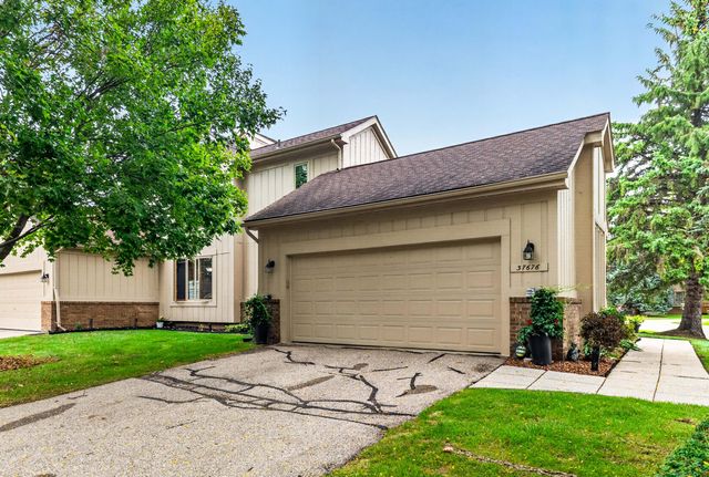 37676 N Laurel Park Drive 70, Livonia City, MI 48152
