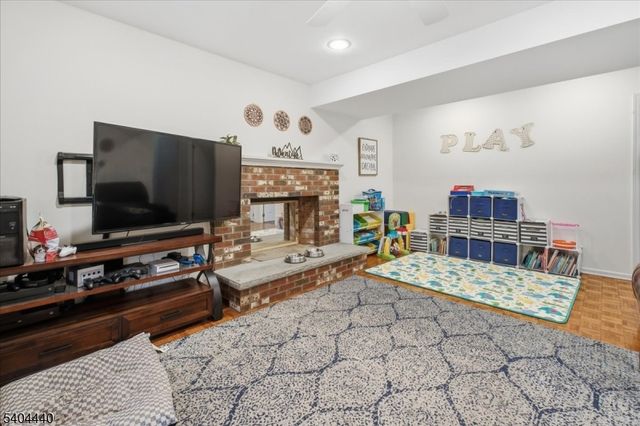 8 Village Ct, Flemington Boro, NJ 08822