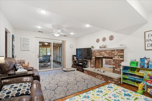 8 Village Ct, Flemington Boro, NJ 08822