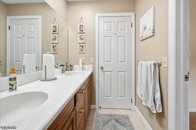 8 Village Ct, Flemington Boro, NJ 08822