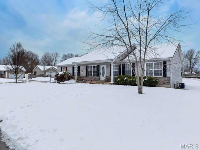 270 Derek Drive, Hawk Point, MO 63349