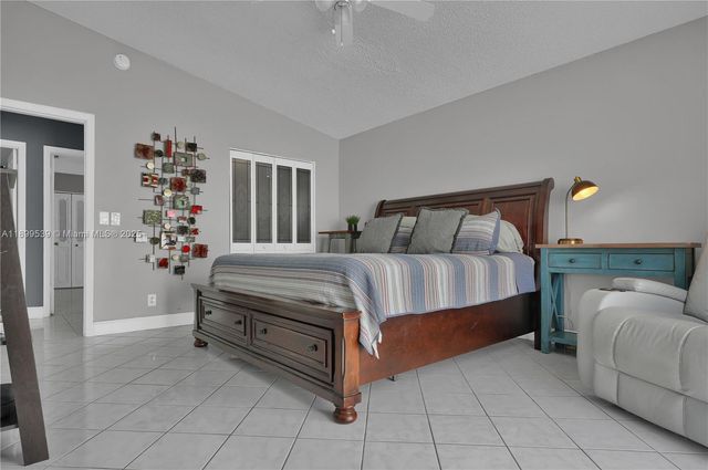 7471 NW 35th St, Lauderhill, FL 33319