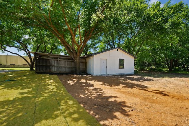 105 Oak Lane, Burleson, TX 76028