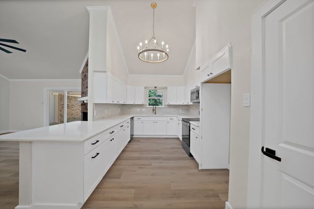 105 Oak Lane, Burleson, TX 76028