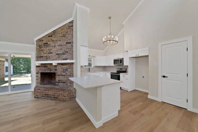 105 Oak Lane, Burleson, TX 76028