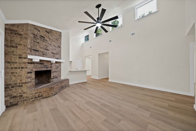 105 Oak Lane, Burleson, TX 76028