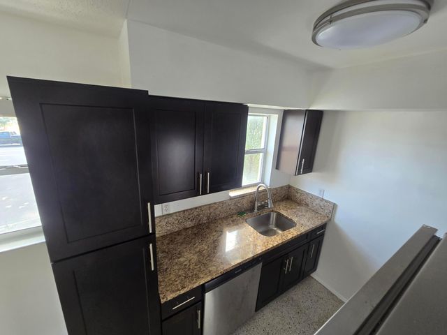 270 NE 40th Street NE 26, Oakland Park, FL 33334