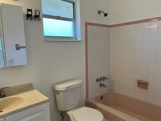 270 NE 40th Street NE 26, Oakland Park, FL 33334