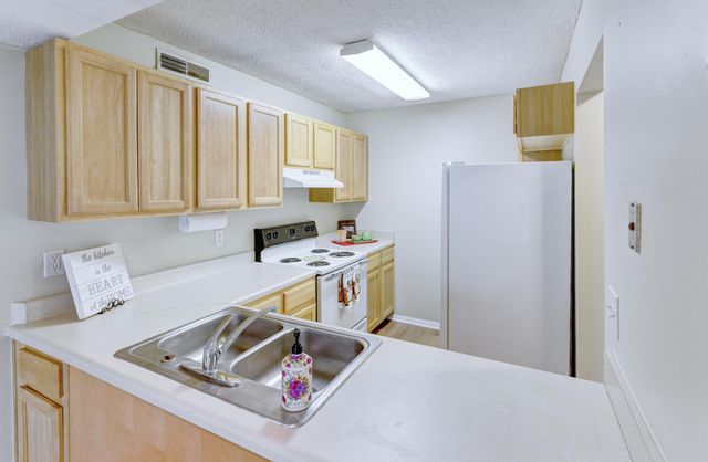 805 Andrea Lane, Hanahan, SC 29410