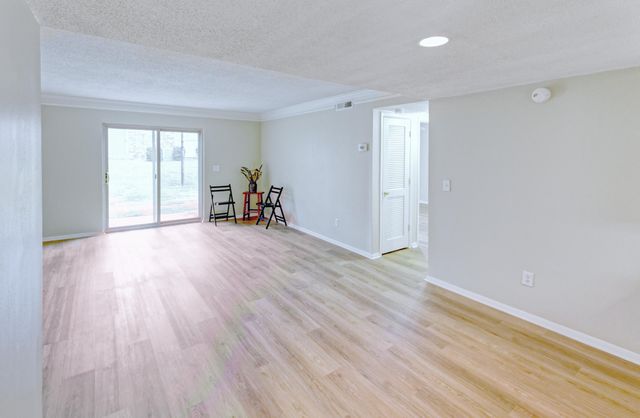 805 Andrea Lane, Hanahan, SC 29410