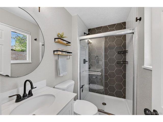 934 S Macon St, Aurora, CO 80012