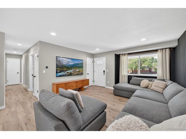 934 S Macon St, Aurora, CO 80012