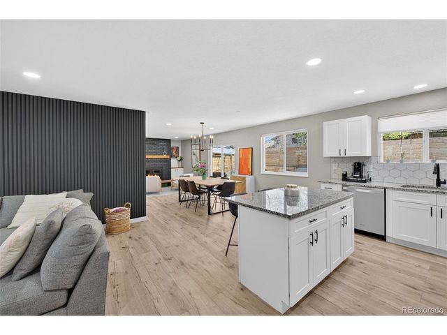 934 S Macon St, Aurora, CO 80012