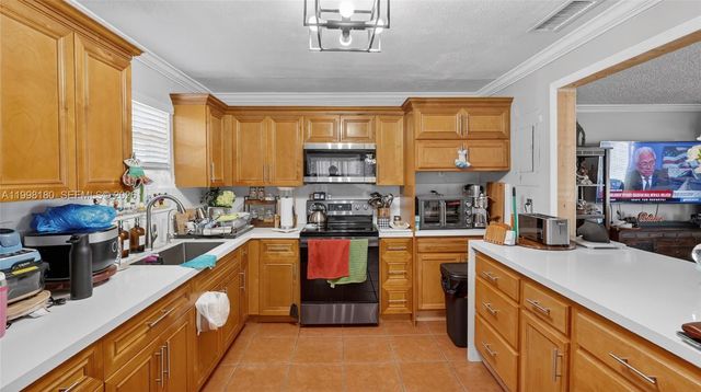 10420 NW 35th Pl, Miami, FL 33147