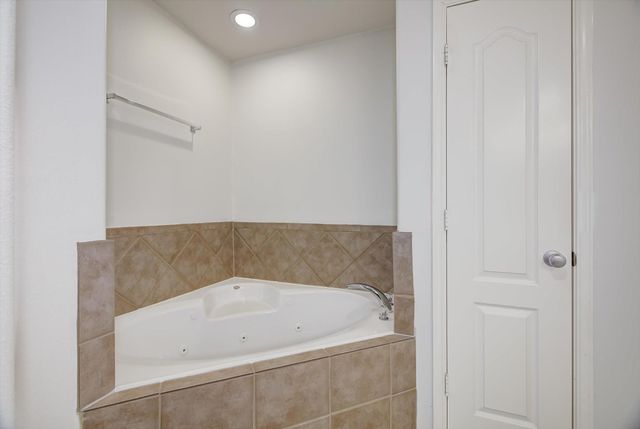 7439 Hollister Spring, Houston, TX 77040