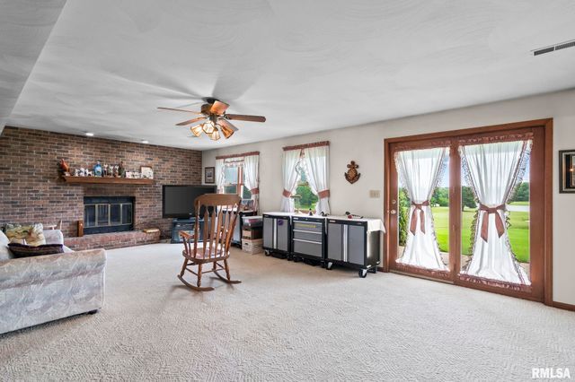 407 CHARTER OAK Drive, Sherman, IL 62684