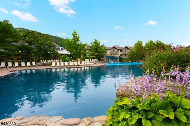 2 Chamonix Dr 402, Vernon Twp., NJ 07462