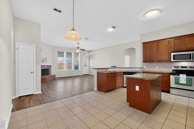 1605 Weeping Willow Lane, Arlington, TX 76002