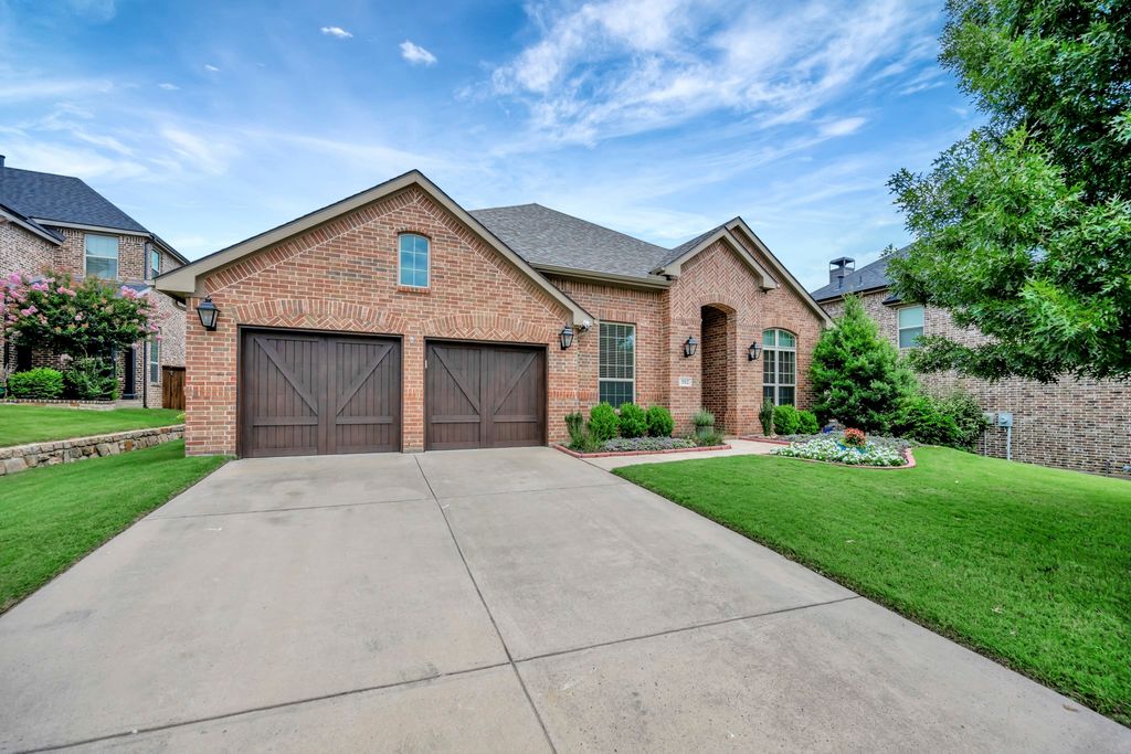 912 Champions Court, Roanoke, TX 76262