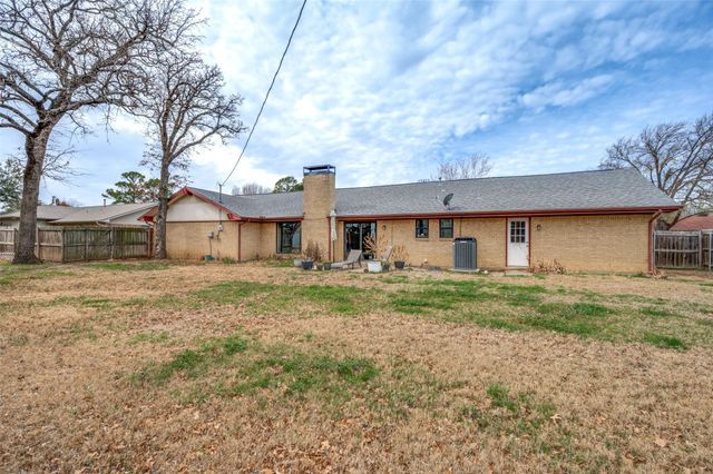 206 Edgewood Drive, Highland Village, TX 75077