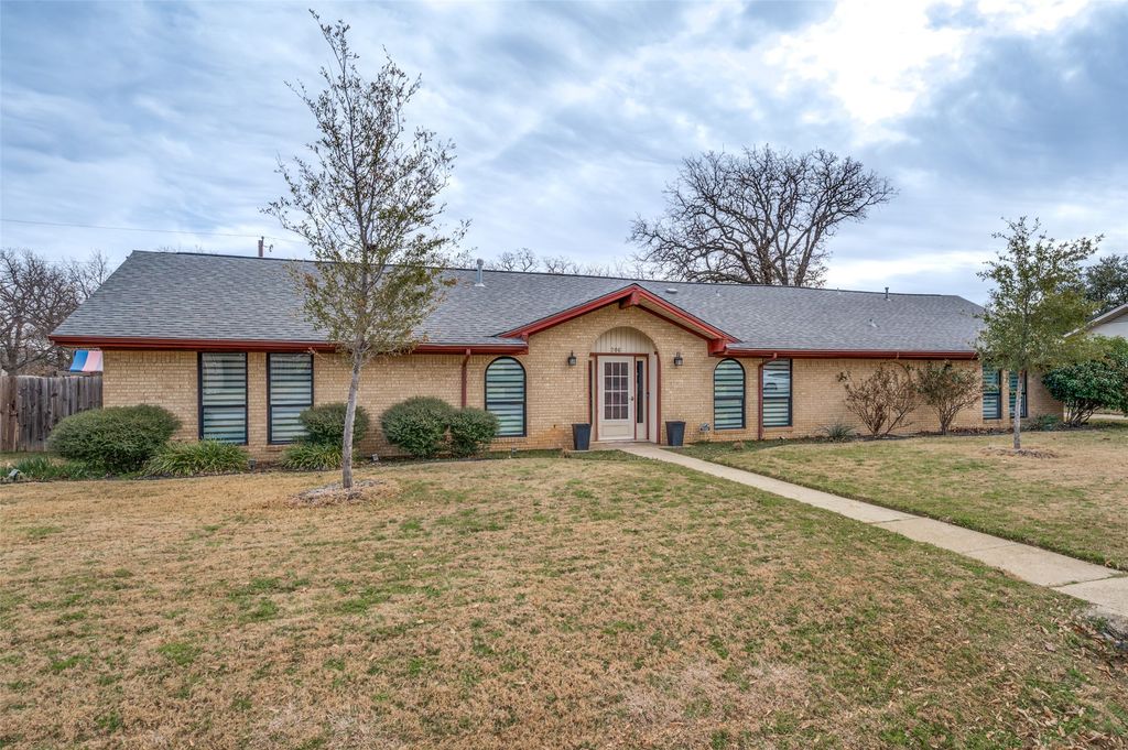 206 Edgewood Drive, Highland Village, TX 75077