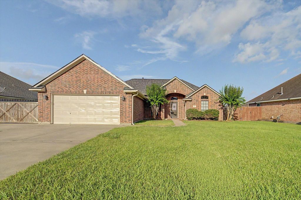 1015 Cardinal Drive, Richwood, TX 77566