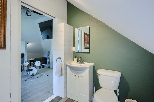 701 Old Zelienople Rd, Ellwood City, PA 16117