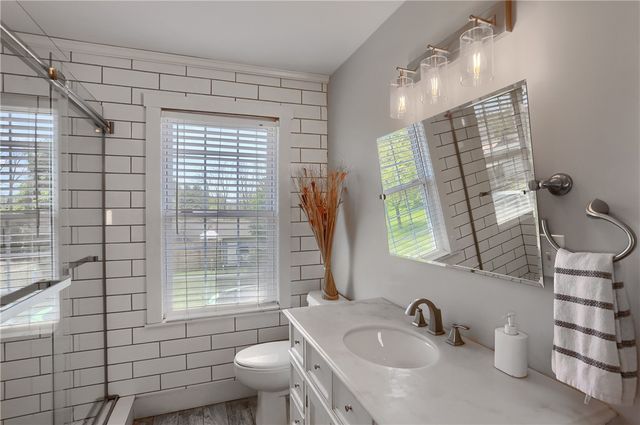 701 Old Zelienople Rd, Ellwood City, PA 16117