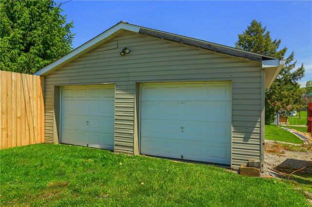 701 Old Zelienople Rd, Ellwood City, PA 16117