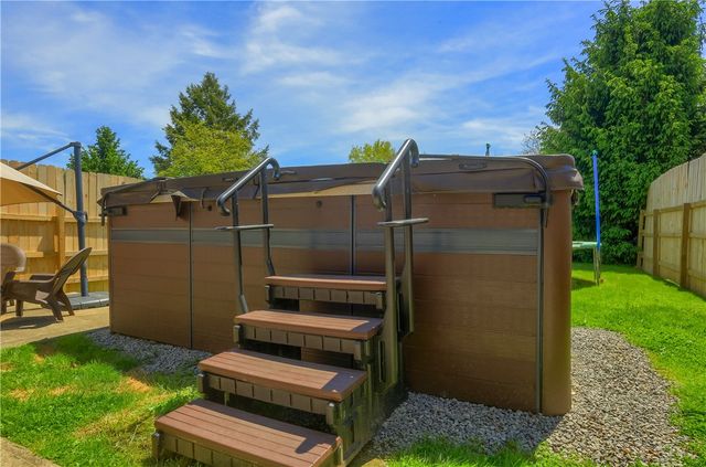 701 Old Zelienople Rd, Ellwood City, PA 16117