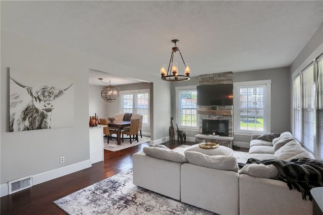 701 Old Zelienople Rd, Ellwood City, PA 16117
