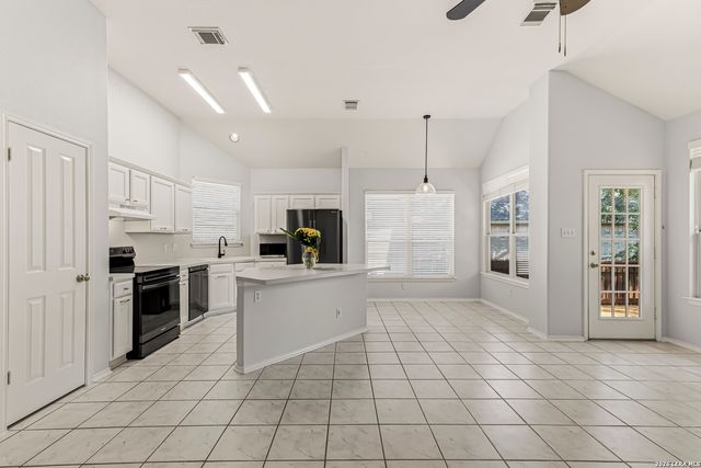 2002 SIMPSON TRL, San Antonio, TX 78251