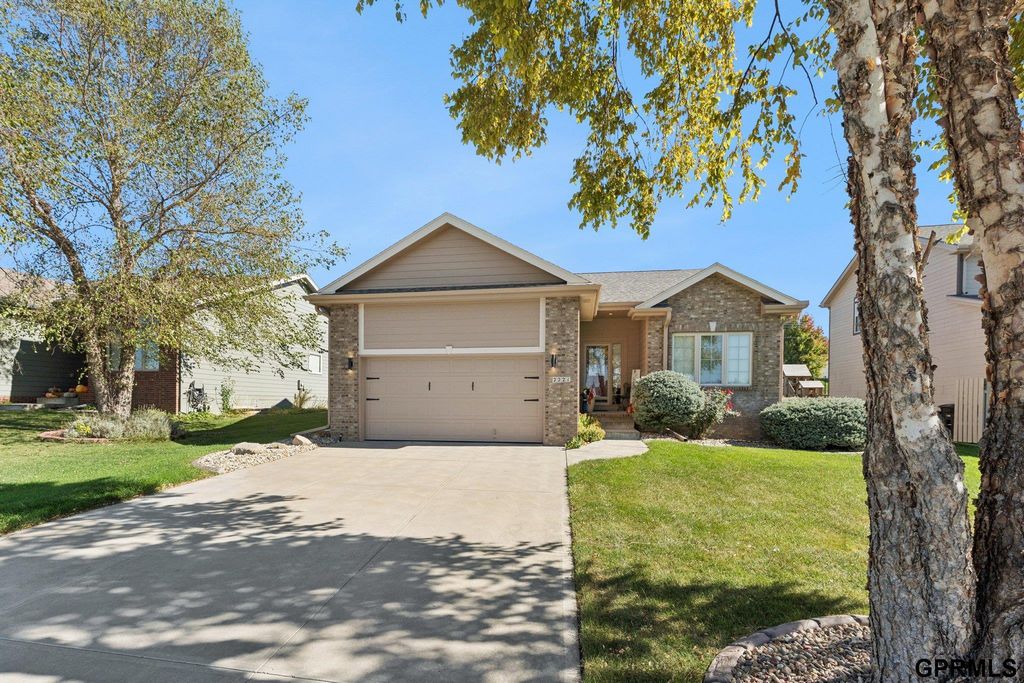 2221 Placid Lake Drive, Papillion, NE 68046