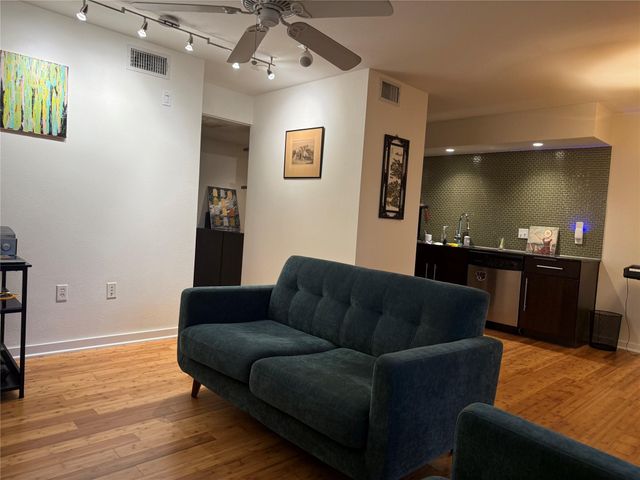 2200 Dickson DR 127, Austin, TX 78704