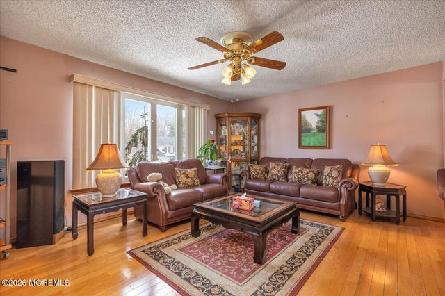 15 Erin Lane, Middlesex, NJ 08846