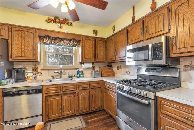 15 Erin Lane, Middlesex, NJ 08846