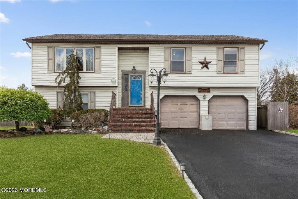 15 Erin Lane, Middlesex, NJ 08846