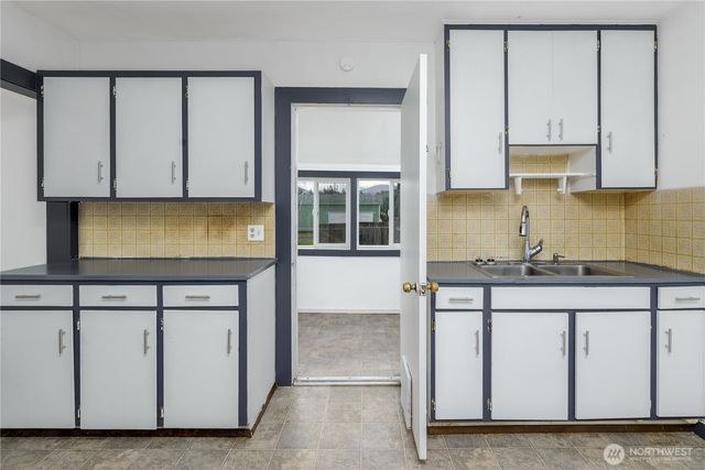 734 W 4th St, Port Angeles, WA 98363