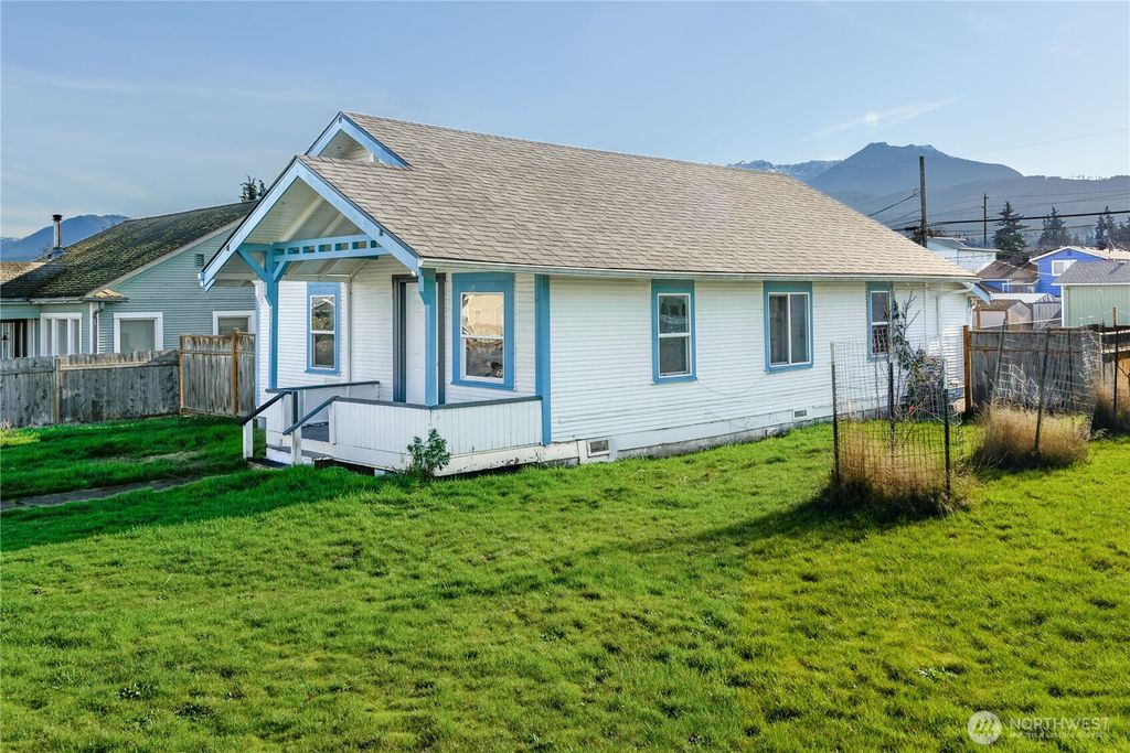 734 W 4th St, Port Angeles, WA 98363