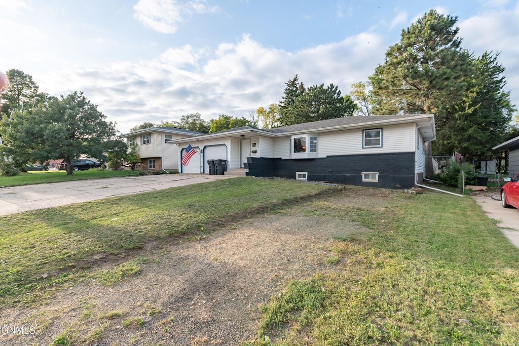 502 14th Street NW, Mandan, ND 58554 photo 2