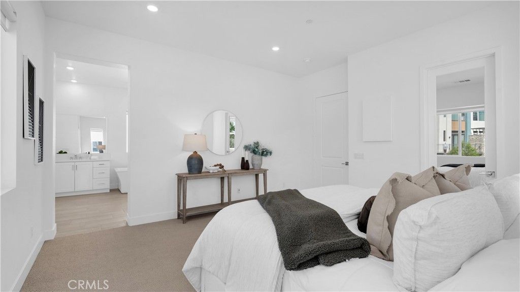 Image 18 of property listing at 157 Sawbuck, Irvine, CA 92618