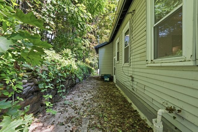 14 Saint Elmo Rd, Worcester, MA 01602