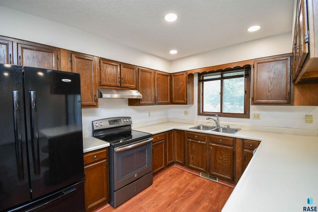 4504 S Cliff Ave, Sioux Falls, SD 57103