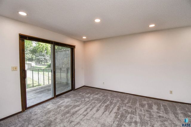 4504 S Cliff Ave, Sioux Falls, SD 57103