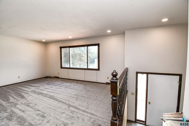 4504 S Cliff Ave, Sioux Falls, SD 57103