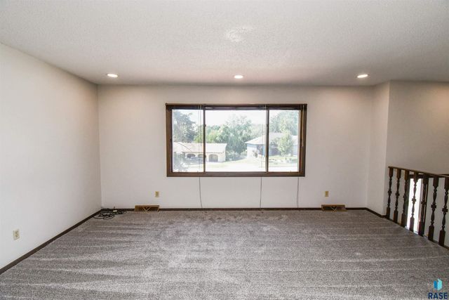 4504 S Cliff Ave, Sioux Falls, SD 57103