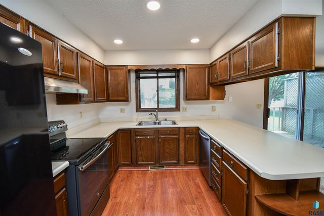 4504 S Cliff Ave, Sioux Falls, SD 57103